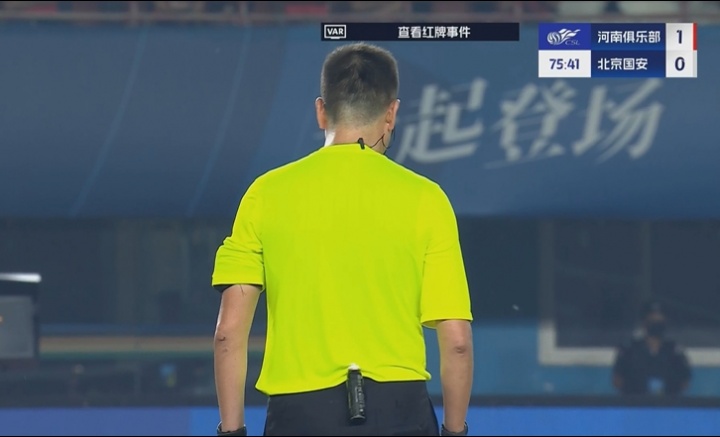 亿万28-王刚无球状态下击打卡多索面部，主裁判看过VAR后处以黄牌警告