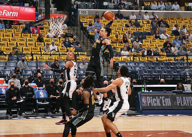 亿万28娱乐-【观察】连续2年无缘季后赛 废墟之中，马刺苦等光明